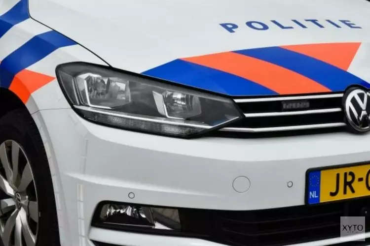 Man rijdt in op politieauto