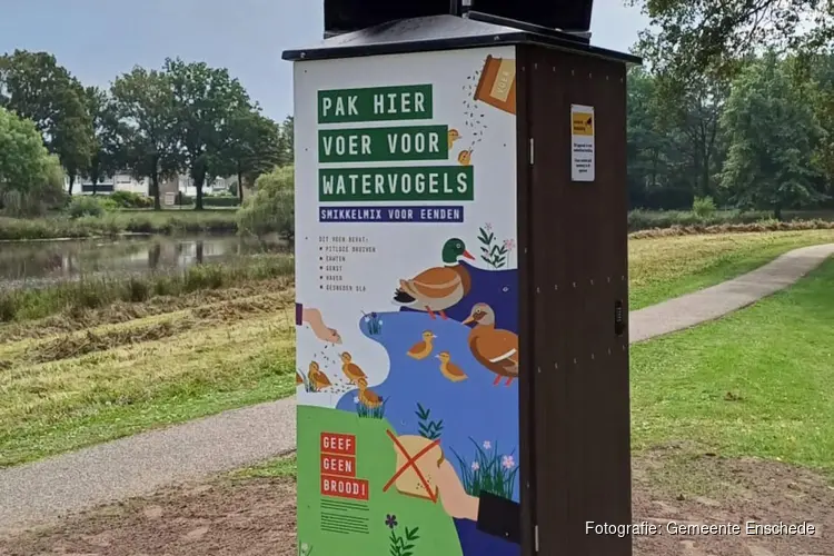 Voer voor watervogels in het Wesselerbrinkpark